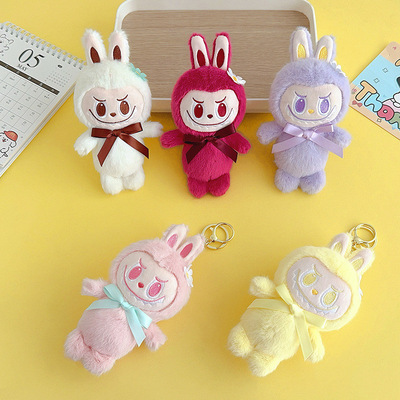 Carino portachiavi per bambole di peluche con caratteristiche e materiali personalizzabili