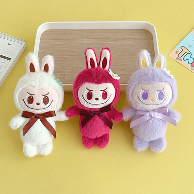 Carino portachiavi per bambole di peluche con caratteristiche e materiali personalizzabili