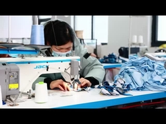 Video di produzione in officina per bambole personalizzate